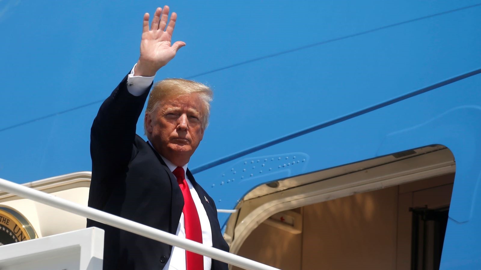 Tổng thống Mỹ Donald Trump vẫy tay chào khi lên chuyên cơ Không lực Một. Ảnh: Reuters