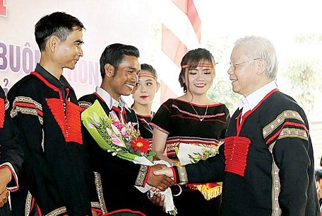 Tổng Bí thư, Chủ tịch nước Nguyễn Phú Trọng tặng quà các buôn, thôn xã Dur Kmăl.  Ảnh: TTXVN