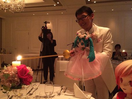 Akihiko Hondo và Hatsune Miku tham gia nghi thức hôn lễ hôm 4/11 - Ảnh: TWITTER