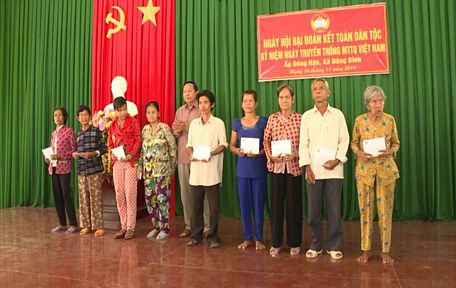 Đồng chí Nguyễn Thành Thế- Ủy viên Thường vụ Tỉnh ủy, Trưởng Ban Tổ chức Tỉnh ủy- biểu dương, khen thưởng cho các gia đình có nhiều đóng góp cho sự nghiệp đại đoàn kết dân tộc.