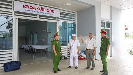 Lực lượng Cảnh sát 113 kiểm tra hệ thống báo động khẩn cấp tại Khoa Cấp cứu (Bệnh viện Đa khoa tỉnh Vĩnh Long).