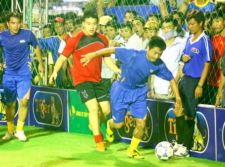 Trận đấu bóng đá phủi tại TP Cần Thơ 2011, giữa CLB Phóng viên Thể thao TP Hồ Chí Minh (áo xanh) gặp FC Boom Boom (Australia).