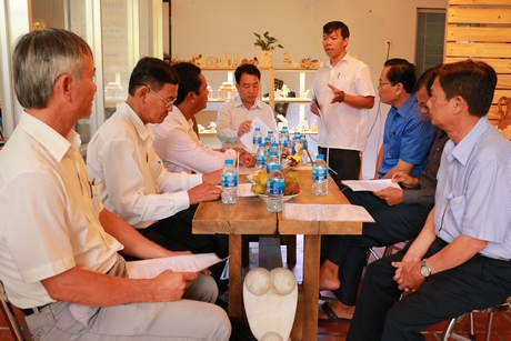 Đoàn giám sát của Tỉnh ủy lắng nghe, ghi nhận những khó khăn và kiến nghị của anh Nguyễn Văn Sol.