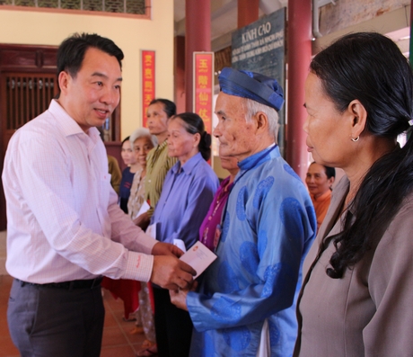 Ông Lữ Quang Ngời- Phó Chủ tịch UBND tỉnh tặng quà cho hộ nghèo tại ngày hội Đại đoàn kết toàn dân tộc khu dân cư ấp Phú Thọ (xã Nhơn Phú- Mang Thít).