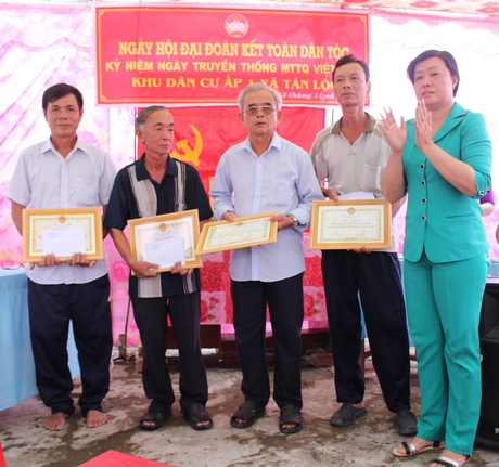 Tặng giấy khen cho các gia đình tiêu biểu tại ngày hội Đại đoàn kết toàn dân tộc khu dân cư Ấp 1 (xã Tân Lộc- Tam Bình).