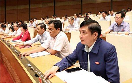 Các đại biểu Quốc hội biểu quyết thông qua Nghị quyết về phân bổ ngân sách trung ương năm 2019. Ảnh: Văn Điệp/TTXVN