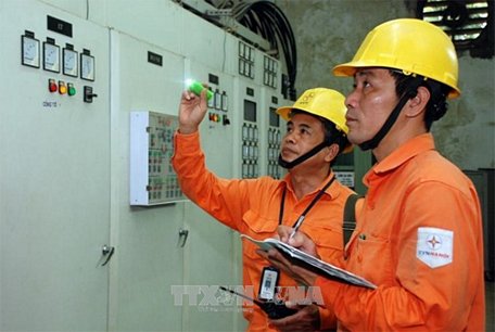 Điện lực Hà Nội chốt công tơ điện cho khách hàng bằng phương pháp đo xa. Ảnh: Mạnh Khánh/TTXVN