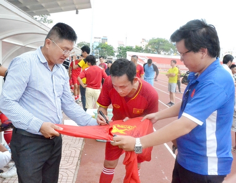 Cựu tiền vệ người Vĩnh Long- Nguyễn Vũ Phong, từng thi đấu ấn tượng và có bàn thắng lịch sử, góp phần đội Việt Nam giành ngôi vô địch AFF Cup 2008, ký tên vào chiếc áo số 17 tặng người hâm mộ Văn Thanh (TP Vĩnh Long).
