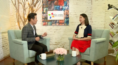Hoa hậu Hà Kiều Anh trò chuyện cùng MC Nguyên Khang trong chương trình Bốn mùa yêu thương.