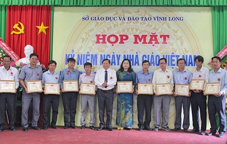 Chủ tịch UB MTTQ Việt Nam tỉnh Vĩnh Long Lê Quang Đạo trao bằng khen cho các tập thể xuất sắc.