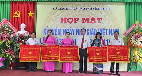 Phó Chủ tịch UBND tỉnh- Lữ Quang Ngời trao cờ thi đua cho các tập thể.
