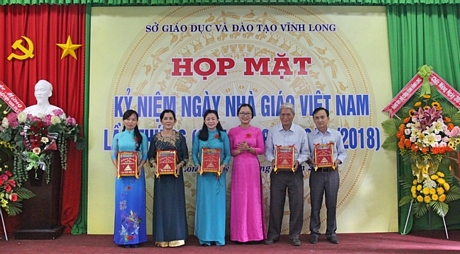 Giám đốc Sở GD- ĐT- Nguyễn Thị Quyên Thanh trao khánh vàng cho các gia đình nhà giáo tiêu biểu.