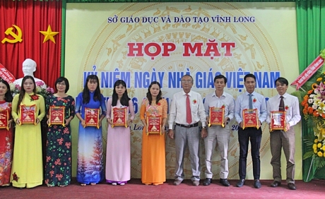 Phó Giám đốc Sở GD- ĐT- Phạm Văn Hồng trao khánh vàng cho các giáo viên đạt danh hiệu viên phấn vàng.