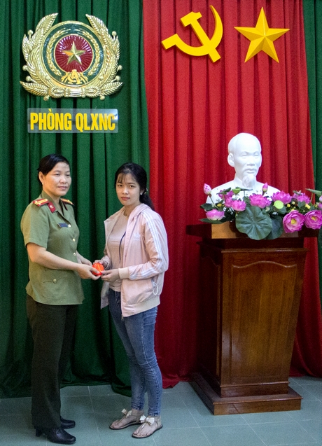 Trung tá Nguyễn Thị Thu Trang trao trả lại tài sản cho người đánh rơi.