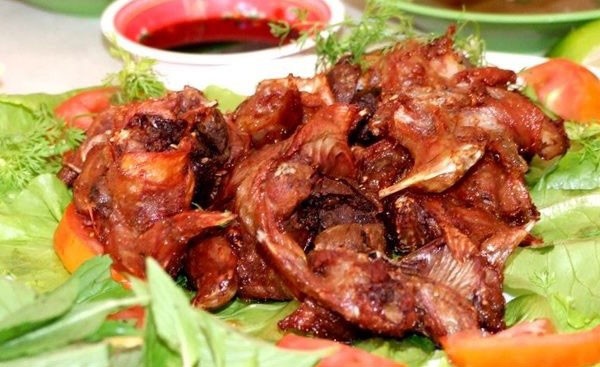 Chuột đồng chiên sả ớt cũng là món đặc sản của mùa nước nổi