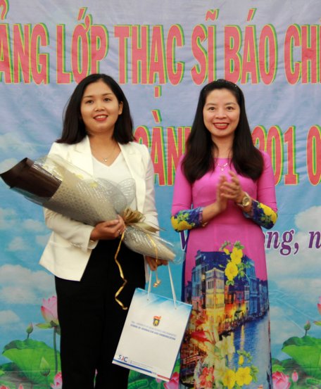 Trường ĐH Khoa học- Xã hội và Nhân văn Hà Nội trao phần thưởng cho thí sinh thủ khoa.
