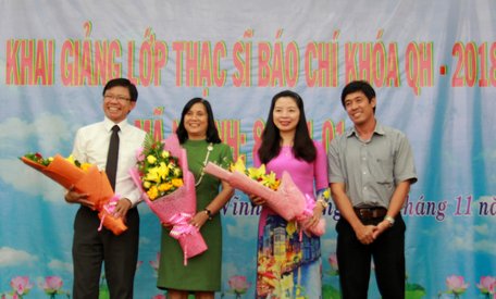  Học viên lớp Cao học báo chí tặng hoa Hội Nhà báo Việt Nam, Ban giám hiệu Trường ĐH Khoa học- Xã hội và Nhân văn và Trường ĐH Cửu Long.