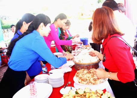 Trở thành thông lệ, về dự lễ kỷ niệm 23/11 hàng năm, các đại biểu còn được thưởng thức rất nhiều món ăn truyền thống Nam Bộ.