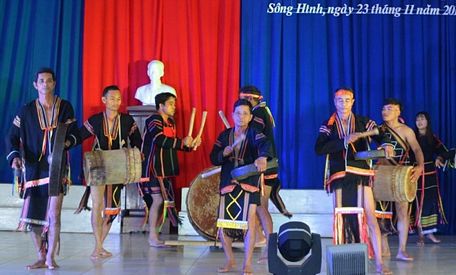 Một điệu múa truyền thống trong lễ cúng trưởng thành được tái hiện trên sân khấu. (Ảnh: Thế Lập/TTXVN)
