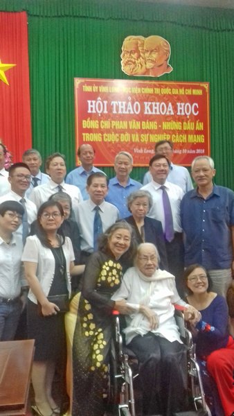 Nguyên Phó Bí thư Tỉnh ủy Ngô Thị Huệ nay đã 101 tuổi (ngồi) trong lần về thăm Tỉnh ủy Vĩnh Long (tháng 10/2018). 