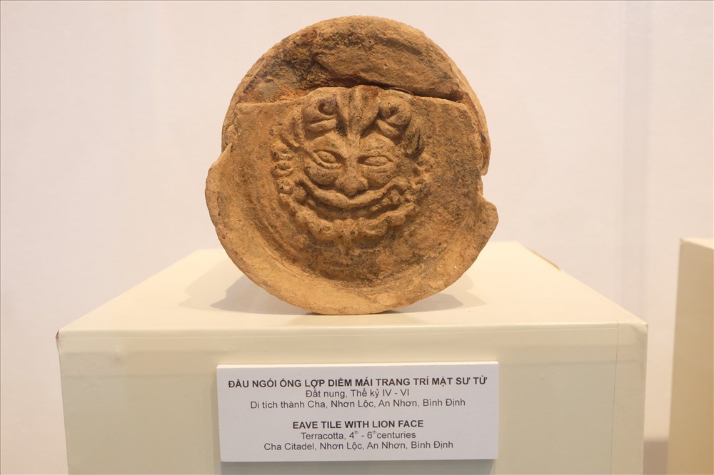 Một đầu ngói ống lợp diềm mái trang trí mặt sư tử tinh xảo có niên đại từ khoảng thế kỷ IV-VI tại di tích Thành Cha.