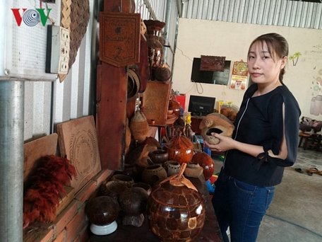 Chị Lê Thị Hiếu My bên cạnh những sản phẩm được điêu khắc bằng các thiết bị tự động hóa của công ty của chị.