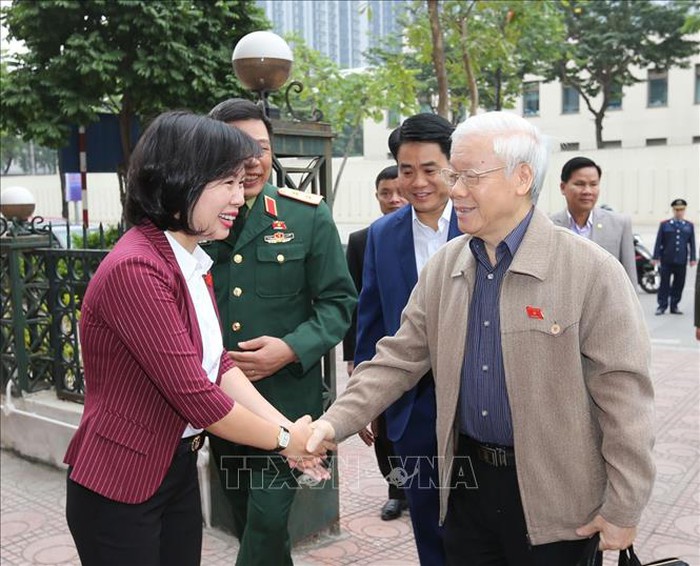 Tổng Bí thư, Chủ tịch nước Nguyễn Phú Trọng với các đại biểu tại buổi tiếp xúc cử tri quận Ba Đình và quận Tây Hồ.
