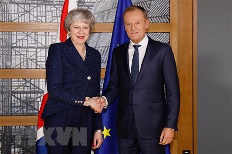 Chủ tịch Hội đồng châu Âu Donald Tusk (phải) trong cuộc gặp Thủ tướng Anh Theresa May tại Brussels, Bỉ ngày 24/11. (Nguồn: THX/TTXVN)