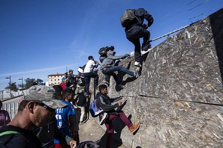 Người di cư tìm cách vượt biên. (Nguồn: AFP)