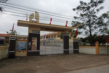  Cơ quan công an huyện Quảng Ninh đã khởi tố vụ án hình sự học sinh bị phạt tát 231 cái tại Trường THCS Duy Ninh đang chạy đua thành tích lên chuẩn Quốc gia mức độ II.