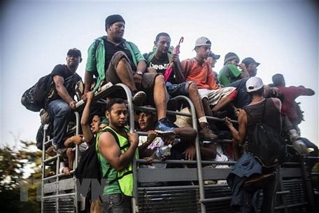 Xe chở người di cư Honduras tại khu vực Mapastepec, bang Chiapas, Mexico trong hành trình tới Mỹ. (Nguồn: AFP/TTXVN)