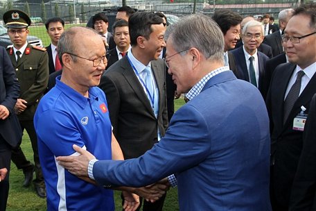 Tổng thống Hàn Quốc Moon Jae-in và Huấn luyện viên Park Hang-seo trong chuyến thăm thăm cấp Nhà nước tới Việt Nam hồi tháng 3/2018 của Tổng thống và Phu nhân. Ảnh: VFF.