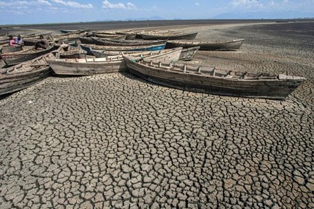 Hồ Chilwa khô cạn trơ đáy. (Nguồn: AFP)