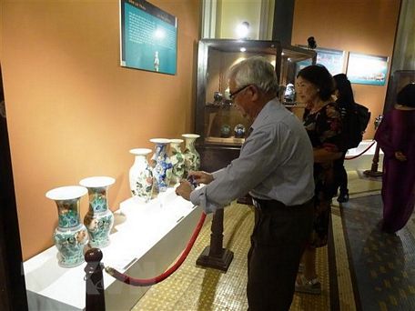 Khách tham quan gian trưng bày cổ vật chuyên đề “Nét cũ dấu xưa.” (Ảnh: Gia Thuận/TTXVN)