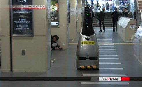 Nhật Bản đưa robot tuần tra tại ga tàu điện. (Ảnh: NHK).