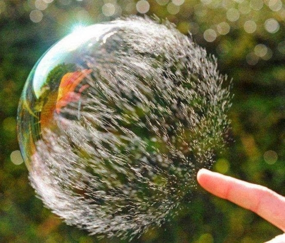 Khoảnh khắc ấn tượng khi bong bóng xà phòng vỡ tan.