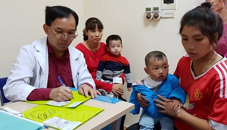 Bác sỹ Bệnh viện Hữu nghị Việt Nam Cu Ba khám cho trẻ em dị tật hàm mặt. (Ảnh: PV/Vietnam+)