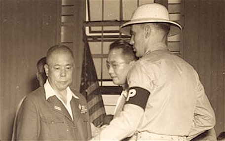 Tướng phát xít Nhật Yamashita (trái) bị áp giải khỏi tòa sau khi lĩnh án treo cổ vào ngày 31/12/1945