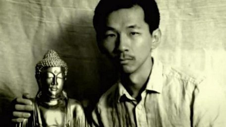 Rogelio Roxas chụp hình với một tượng Phật bằng vàng mà ông cho là tìm được trong hang động.