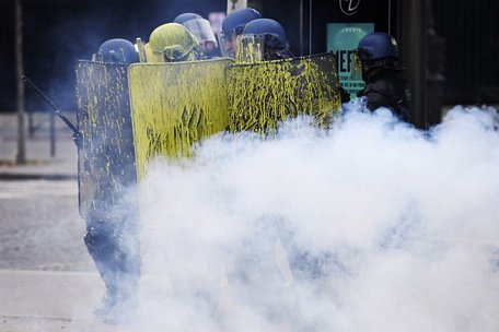  Cảnh sát Pháp vật lộn đối phó với làn sóng biểu tình. Ảnh: AFP
