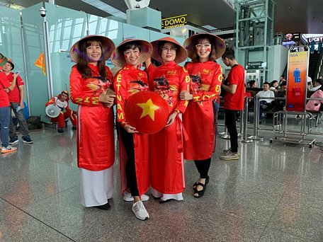 Những chiếc áo dài đỏ có hình cờ Việt Nam sẽ xuất hiện tại Phlippines. Ảnh: KH