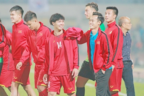 Công Phượng (14) cùng với Văn Toàn thân mật sau chiến thắng của ĐT Việt Nam 3-0 trước Campuchia, trên SVĐ Hàng Đẩy (Hà Nội).