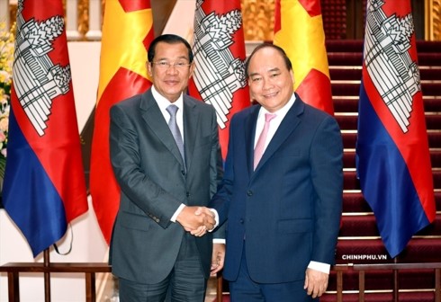 Thủ tướng Nguyễn Xuân Phúc và Thủ tướng Hun Sen. (Ảnh:Chinhphu.vn)