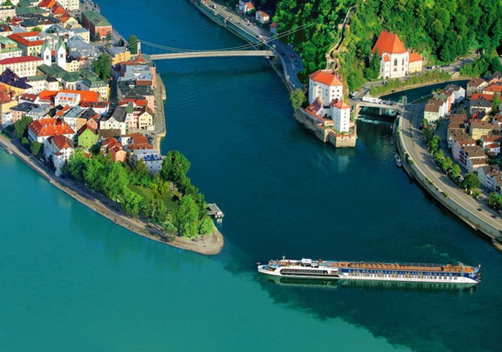1. Sông Danube, Châu Âu:Nổi tiếng với điệu van-xơ có tên “Danube xanh”, sông Danube từ lâu đã là đường thủy chính của châu Âu, nối từ tây sang đông, từ Đức qua Áo, Hungary đến Romani và Ukraina. Sông nổi tiếng với tàu thủy, chảy qua các ngôi làng làm socola, các thành phố tráng lệ như Budapest và các vùng nông thôn xanh mướt. Ảnh: Theo RoughGuide.