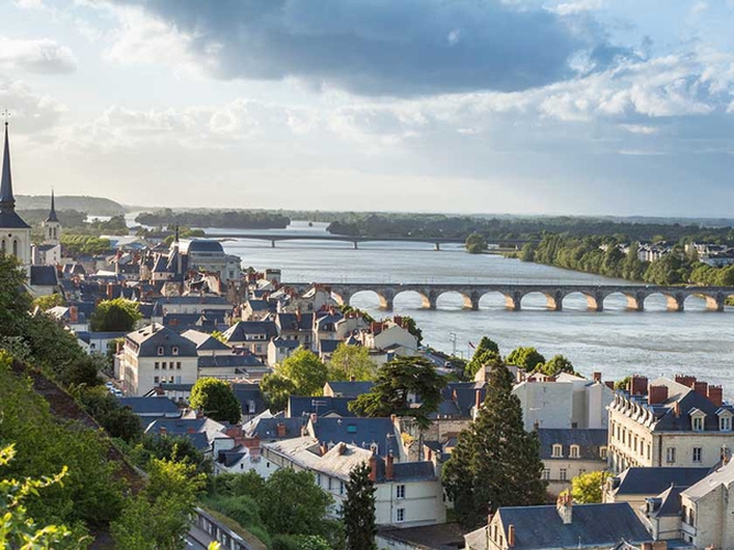 5. Sông Loire (Pháp):Là di sản thế giới của UNESCO, bao quanh bởi các vườn nho, vườn hoa nở rộ và các lâu đài tuyệt đẹp. Đây cũng là con sông dài nhất của nước Pháp, chảy qua các ngôi làng xinh xắn và những thành phố lấp lánh như Angers và Blois, những cây cầu cao và các cánh đồng trải dài ngút ngát. Ảnh: Theo RoughGuide.