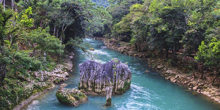 6. Sông Cahabón, Guatemala:Nước trong màu ngọc lam, bọt nước và thác nước là những điểm ấn tượng của sông Cahabón phía đông Guatemala. Đây cũng là một địa chỉ tuyệt vời cho những ai thích đi bè trèo với độ dốc và dòng nước xoáy, thách thức ngay cả những tay đi bè có kinh nghiệm nhất. Ảnh: Theo RoughGuide.