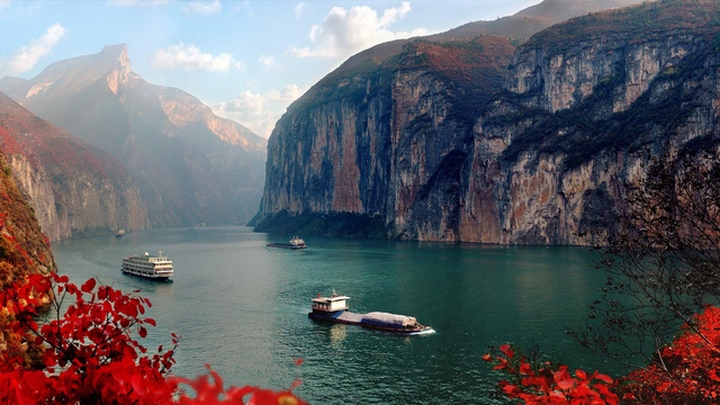7. Sông Dương Tử (Trung Quốc):Con sông quan trọng nhất và lớn nhất của Trung Quốc, đồng thời cũng là điểm thu hút khách du lịch của đất nước. Dương Tử không chỉ nổi tiếng với phong cảnh tuyệt đẹp hai bên bờ mà còn nhờ đập thủy điện khổng lồ, nguồn cung cấp một lượng điện đáng kinh ngạc hàng năm. Ảnh: Theo RoughGuide.