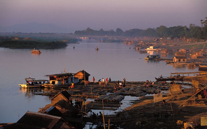 17. Sông Irrawaddy, Myanmar:Dòng sông dài nhất Myanmar cho du khách những trải nghiệm độc đáo khi tới quốc gia đang chuyển mình rất nhanh này. Tour dong buồm từ Bagan tới Mandalay kéo dài 3-4 ngày, bạn được ở khách sạn, ngắm cảnh ở Bagan, Yangoon, Madalay hoặc hồ Inle. Bạn sẽ thấy thuyền bè tấp nập hai bên bờ, những thung lũng lùng vĩ, đồng lúa và cuộc sống của người dân nông thôn. Cố đô Bagan có tới hơn 3.000 ngôi chùa với tượng Phật nằm lớn nhất thế giới là nơi không thể bỏ qua. Ảnh: Theo Telegraph.