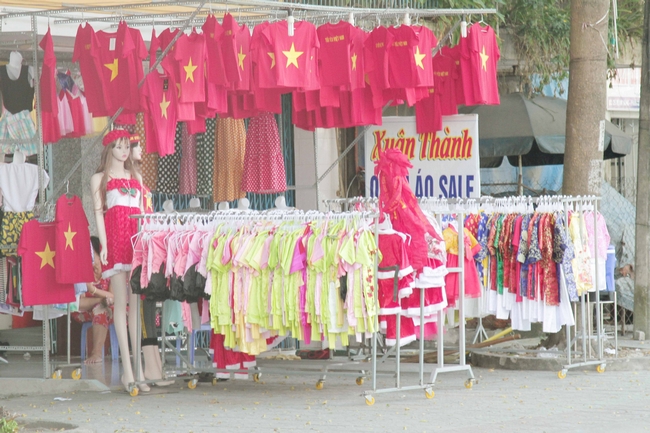  Một cửa hiệu ở đường Phạm Hùng (Phường 2) với những chiếc áo rực đỏ.