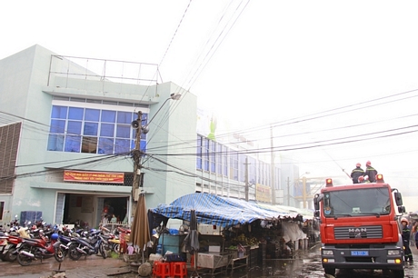 Các khu thương mại, nhà cao tầng tiềm ẩn nhiều nguy cơ về cháy nổ. Trong ảnh: Diễn tập phòng cháy chữa cháy tại chợ Vĩnh Long.